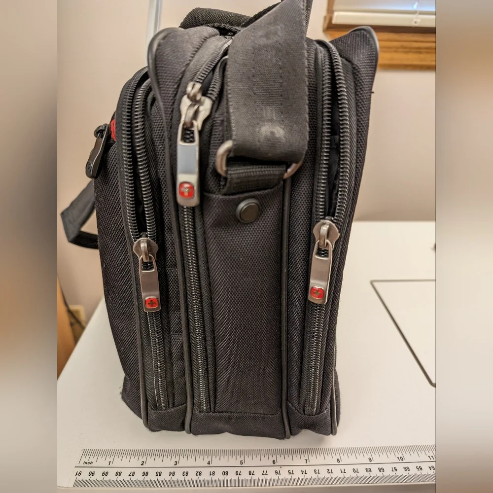 Wenger, Swiss Gear Laptop Briefcase Black with handles and shoulder strap - Picture 3 of 16
